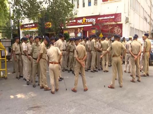 ఢిల్లీలో తీవ్ర ఉద్రిక్తత: ‘ఇండి’ కూటమి ఎంపీల భారీ ర్యాలీ