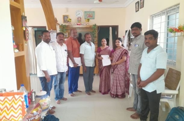 ఎమ్మెల్సీ పట్టభద్రుల నమోదు పత్రాల పంపిణీ