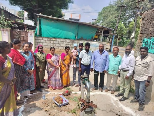 బోర్ వెల్ రీఛార్జ్ సోక్ ఫిట్ ను ప్రారంభించిన.. సర్పంచ్, ఉప సర్పంచ్  .35 వేల వ్యాయంతో నిర్మాణం.. 