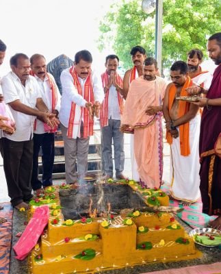 రైతన్నల సుభిక్షమే లక్ష్యం..వరుణ యాగం  రాష్ట్రం సస్యశ్యామలంగా వర్ధిల్లాలని ప్రత్యేక పూజలు