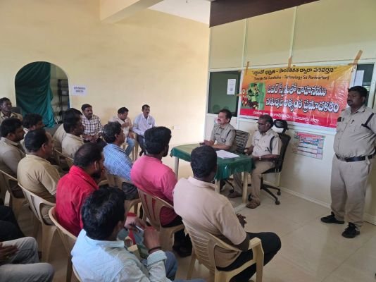 పాఠశాల, కళాశాల బస్సుల్లో రహదారి భద్రతకు ప్రాధాన్యం ఇవ్వాలి  ఆర్టీఓ రంగనాయకులు