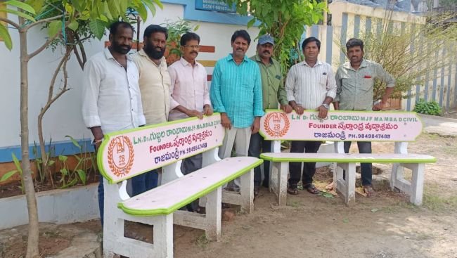 సిమెంట్ బెంచీలు బహుకరణ