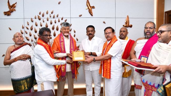 శ్రీశైలంలో దేవీ శరన్నవరాత్రి మహోత్సవాలకు సీఎం చంద్రబాబుకు ఆహ్వానం.