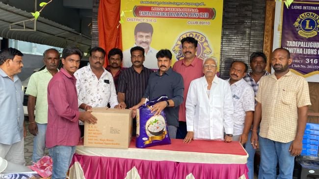 డ్రైవర్ కుటుంబం కు అండగా లైన్స్ క్లబ్ సభ్యులు
