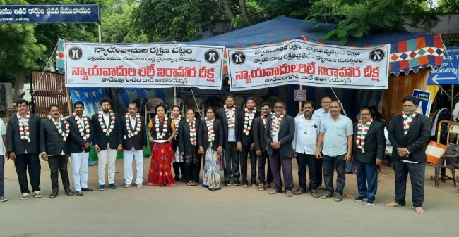 అడ్వకేట్ ప్రొడక్షన్ యాక్ట్ అమలు చేయాలని కోరుతూ రిలే నిరాహార దీక్ష 