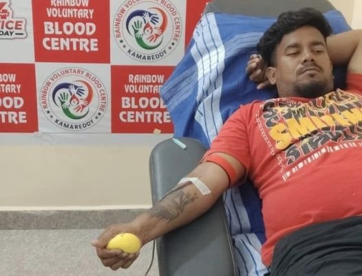  అర్ధరాత్రి గర్భిణికి రక్తదానం చేసిన శ్రీకాంత్..రాష్ట్రానికే ఆదర్శంగా రక్తదాతల సేవా సమితి