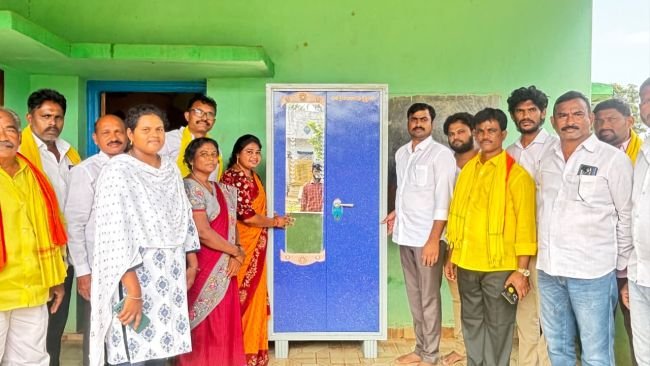 అంగన్వాడీ కేంద్రానికి బీరువా బహూకరణ