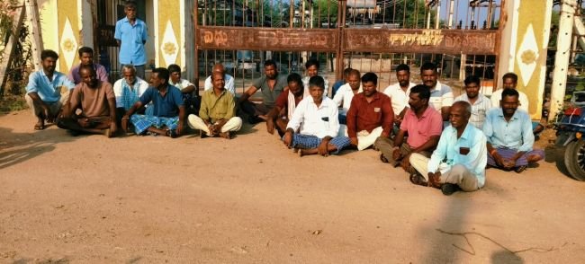 సబ్ స్టేషన్ ముందు రైతుల ధర్నా.....