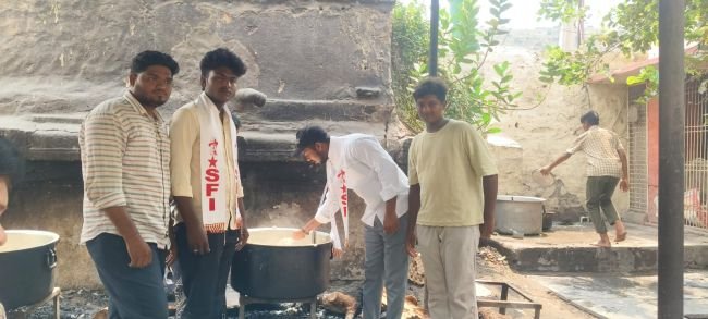 విద్యార్థులకు నాణ్యమైన భోజనం, స్వచ్ఛమైన త్రాగునీరు, నాణ్యమైన గుడ్లు అందించాలి – ఎస్ ఎఫ్ ఐ