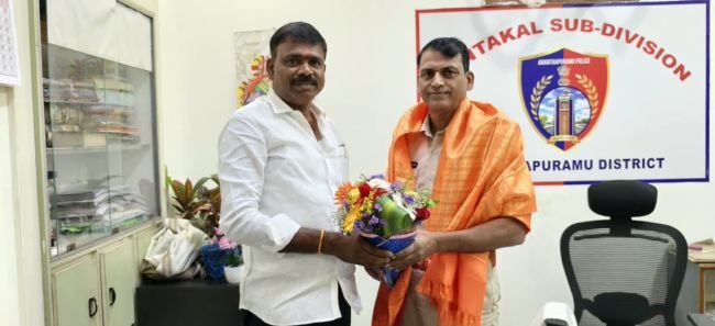 నూతన డీఎస్పీ శ్రీనివాసరావుకు మర్యాదపూర్వకంగా కలిసిన వెంకట శివుడు యాదవ్