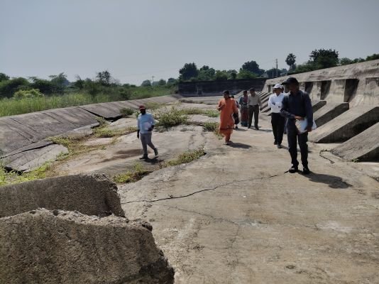 లక్ష్మక్కపల్లి చెక్‌డ్యామ్‌పై అధికారుల పరిశీలన