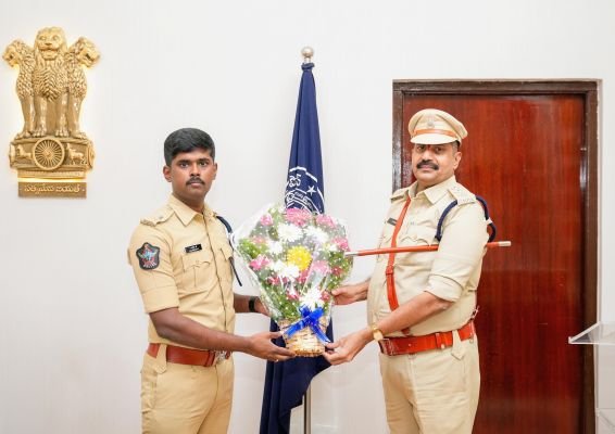 ఎస్పీని మర్యాదపూర్వకంగా కలిసిన కళ్యాణదుర్గం నూతన డీఎస్పీ దైవ ప్రసాద్