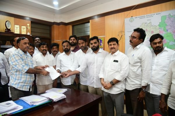 కడప కలెక్టర్ కార్యాలయంలో డియర్ కు వినతి పత్రం అందజేసిన వైఎస్ఆర్ కాంగ్రెస్ పార్టీ నాయకులు