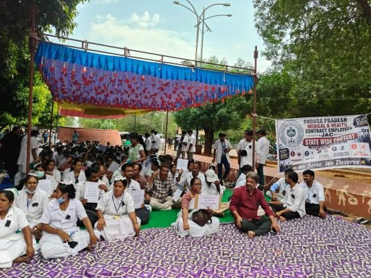 కాంట్రాక్టు ఉద్యోగులను క్రమబద్ధీకరించాల