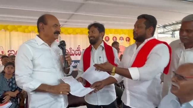 బొగ్గు లైన్లో నివసించే ప్రతి ఒక్కరికి రెండు సెంట్ల ఇండ్ల స్థలం ఇచ్చి, ఇల్లు నిర్మించి ఇవ్వాలి- మంత్రి ఫరూక్ కి సిపిఎం వినతి