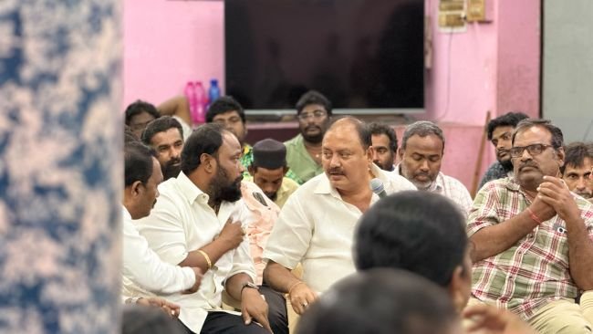 నెల్లూరు నగర కార్పొరేషన్ ఎన్నికల నగారా మోగడంతో వైఎస్సార్సీపీలో టికెట్ల కోసం పోటీ నెలకొంది.