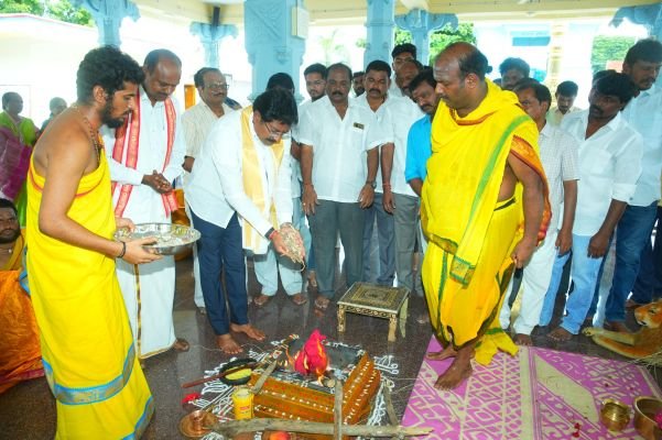 వరుణ దేవుని యాగం లో పాల్గొని ప్రత్యేక పూజలు నిర్వహించిన ఎమ్మెల్యే ముత్తుముల