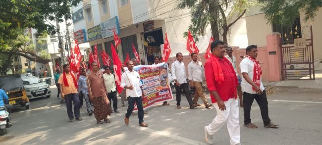 మంచినీటి సమస్య పరిష్కారం కోసం 13 కిలోమీటర్ల పాదయాత్ర