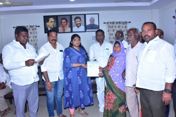 సీఎంఆర్‌ఎఫ్‌ నిరుపేదలకు ఒక వరం:మున్సిపల్‌ చైర్‌పర్సన్‌ గడ్డం అనన్య