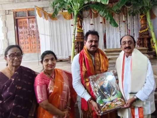 కాణిపాకంను సందర్శించిన బిజివేముల   వినాయకుడికి పట్టు వస్త్రాలు సమర్పణ