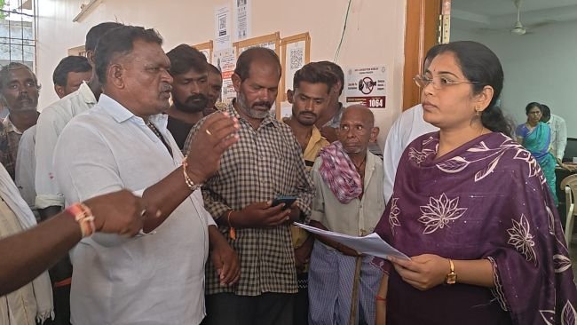 స్మశానాన్ని ఆక్రమించుకుంటున్నారని ఆర్డీవో, తాహసిల్దార్ ను ఆశ్రయించిన మహిమలూరు గ్రామస్తులు