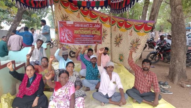 ఇరవై ఒకటో రోజుకు చేరి కొనసాగుతున్న వీఆర్ఏల సమ్మె
