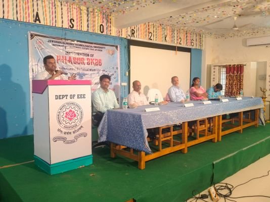 విద్యార్థుల్లో నైపుణ్యాలను వెలికి తీసేందుకు సాంకేతిక సదస్సులు వచ్చే విధంగా తయారు చేయండి