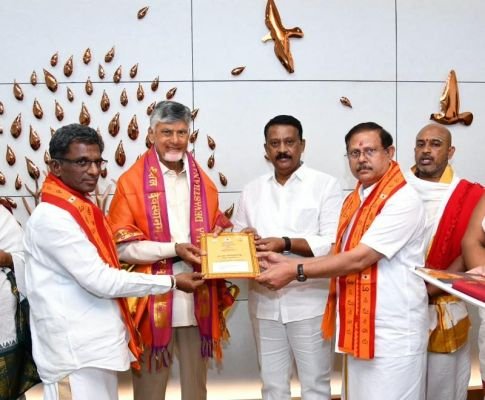 శ్రీశైలంలో దసరా మహోత్సవాలకు సీఎంకు ఆహ్వానం