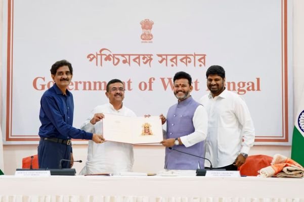 వెస్ట్ బెంగాల్ ముఖ్యమంత్రి సువేందు అధికారికి ఆహ్వానం పలికిన కేంద్ర మంత్రి రామ్మోహన్ నాయుడు.