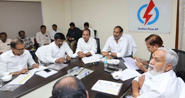 క్లీన్ ఎనర్జీ దిశగా ఏపీ... -వినియోగదారులకు మెరుగైన విద్యుత్ సరఫరా -కాల్ సెంటర్లను మరింత బలోపేతం చేయాలి -విద్యుత్ ప్రమాదాలను నివారణకు చర్యలు -విద్యుత్ రంగంపై సీఎం నిరంతర సమీక్ష -లక్ష సోలార్ సిస్టమ్స్ ఏర్పాటు అభినందనీయం -సమీక్షా సమావేశంలో రాష్ట్ర ఇంధనశాఖ మంత్రి గొట్టిపాటి రవికుమార్ వెల్లడి