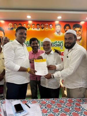 జూనియర్ కళాశాల లేఖను ఇబ్రహీం కి అందించిన  మధుసూదన్ నాయుడు !