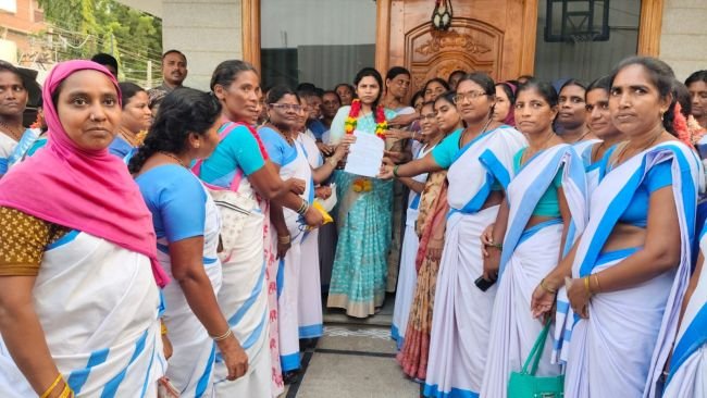 ఆశా వర్కర్ల సమస్యలను పరిష్కరించాలని కోరుతూ ఎమ్మెల్యే భూమా అఖిలప్రియ కు వినతి పత్రం