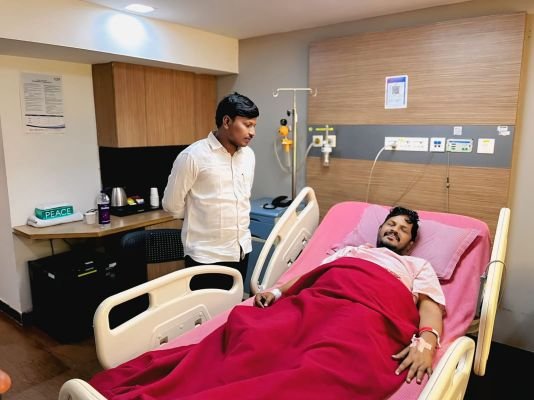 ఈశ్వరయ్యను పరామర్శించినపట్టణ కార్యదర్శి