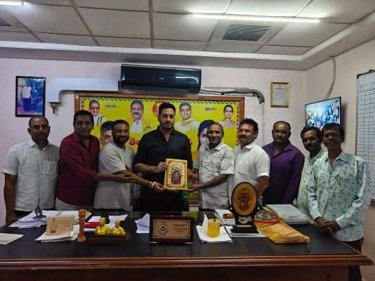 దసరా ఉత్సవాలకు తెదేపా నేత భార్గవ రామ్ ను ఆహ్వానించిన ఆర్యవైశ్యులు