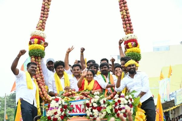 తీరు మార్చుకోకుంటే  మీ సంగతి తేలుస్తాం - జగన్ కు, వైసీపీ నాయకులకు మంత్రి సవిత హెచ్చరిక