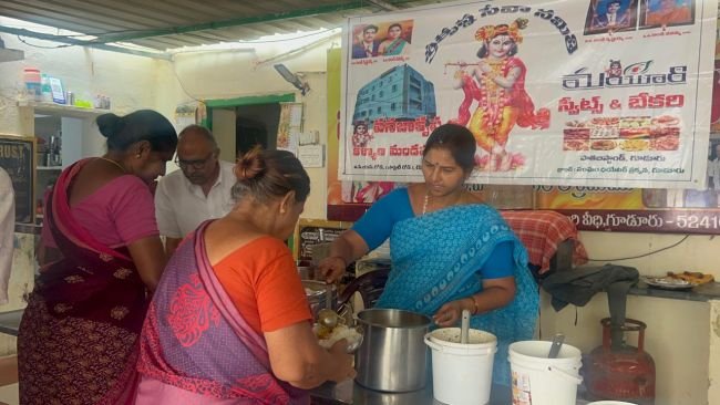వృద్ధాశ్రమంలో శ్రీకృష్ సేవా సమితి అన్నదానం