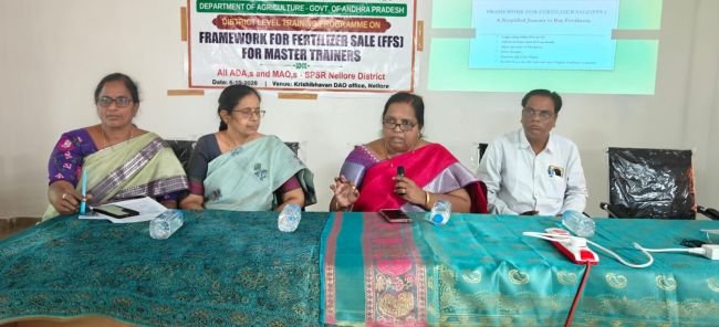 నూతన ఎరువుల విక్రయ విధానం (ఎఫ్ ఎఫ్ ఎస్ )పై శిక్షణ మరియు సమీక్ష సమావేశం  జిల్లా వ్యవసాయ అధికారిణి పి. సత్యవాణి