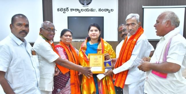 దసరా మహోత్సవాలకు జిల్లా కలెక్టర్కు ఆహ్వానం