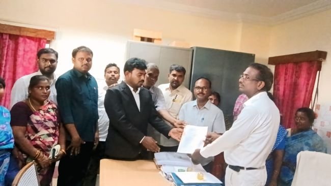 నెల్లూరు రైల్వే స్టేషన్‌లో పారిశుద్ధ్య కార్మికుల మెరుపు సమ్మె