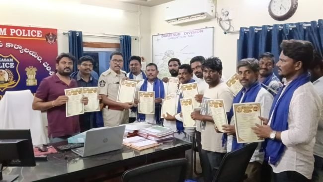 ఆహ్వాన పత్రికలు ఆవిష్కరించిన దర్శి డి .యస్. పి బాలమురళీకృష్ణ.