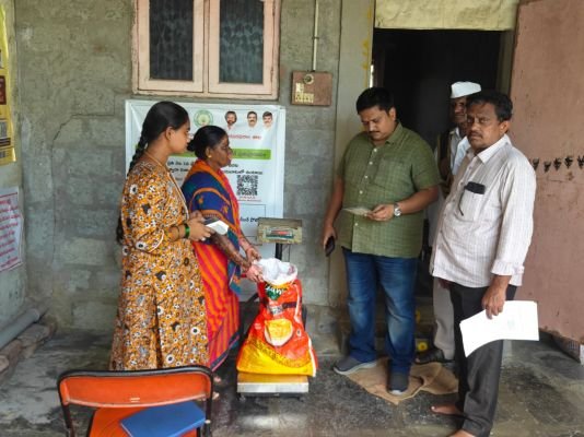 రేషన్ షాపులను తనిఖీ చేసిన మండల తాసిల్దార్ మహమ్మద్  జియావుల్  హాక్ 