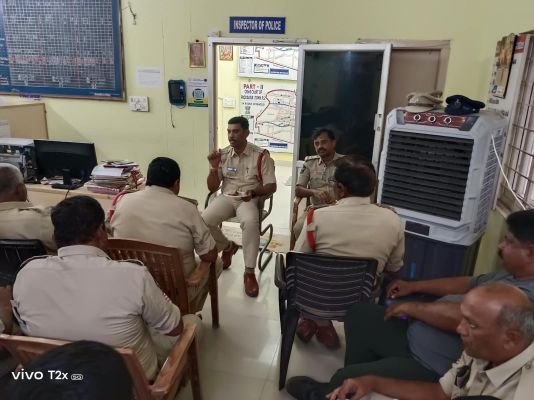 ప్రశాంత వాతావరణంలో దసరా పండుగ నిర్వహణకు పోలీసుల సన్నద్ధత..సిబ్బందికి పలు కీలక సూచనలు చేసిన వన్‌టౌన్‌ సీఐ టి.వి. కొండారెడ్డి