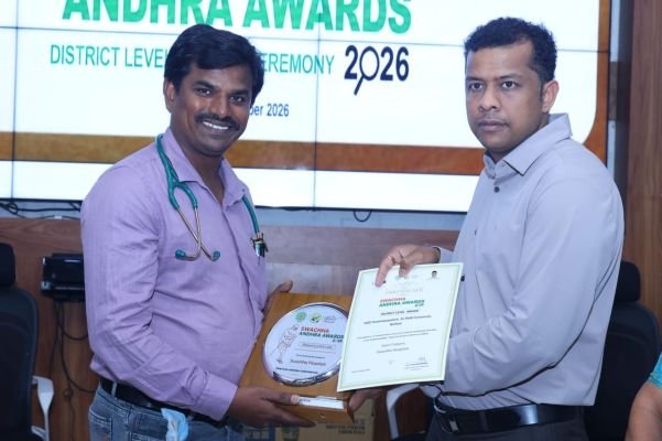 జిల్లా స్థాయి స్వఛ్చ హాస్పిటల్ అవార్డ్ అందుకున్న  డాక్టర్  కరుణాకర్