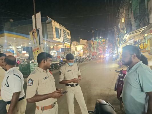 వాహన తనిఖీలు నిర్వహించిన ఎస్ఐ కుటుంబరావు
