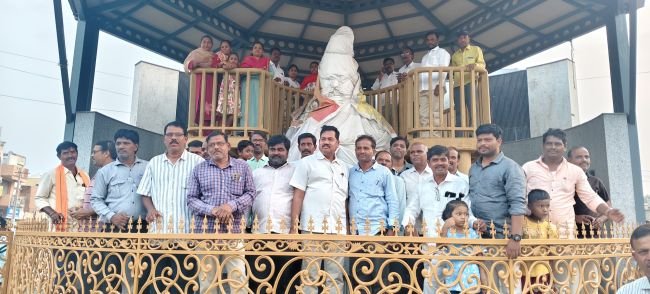 వాల్మీకి విగ్రహ నిర్మాణ పనులను పరిశీలించిన వాల్మీకి ఉద్యోగ,ఉపాధ్యాయులు 