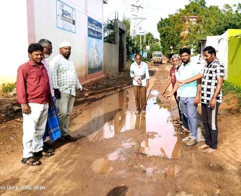 వైయస్ మదీనా పురంలో తప్పని రోడ్డు కష్టాలు
