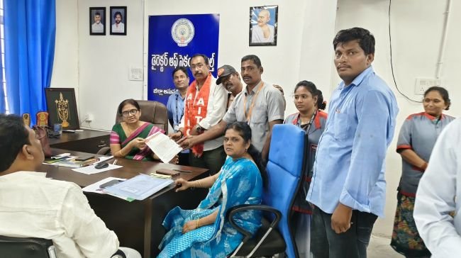 ప్రభుత్వ ఆసుపత్రుల్లో కాంట్రాక్టు కార్మికుల సమస్యలు పరిష్కరించాలి
