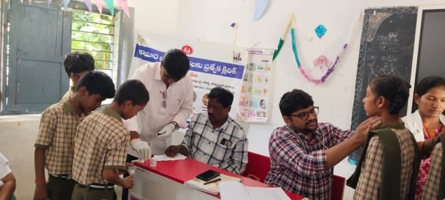 విద్యార్థులకు గాయిటర్ పరీక్షలు