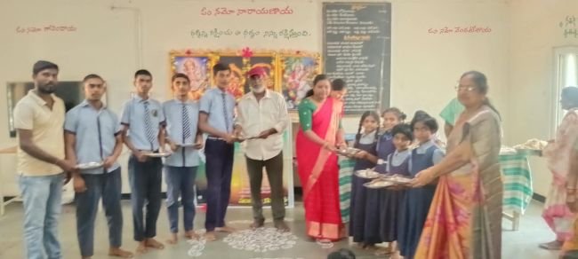 కుమారుడి జ్ఞాపకార్థం బధిరుల పాఠశాలలో సేవా కార్యక్రమం
