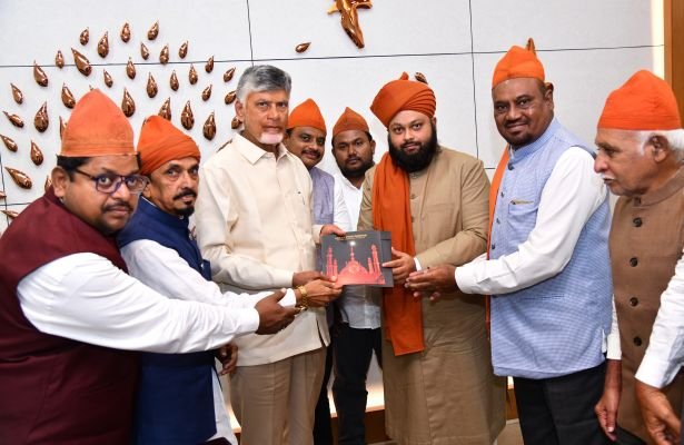 కడప పెద్ద దర్గా ఉర్సుకు ముఖ్యమంత్రికి ఆహ్వాన పత్రిక అందించిన దర్గా పెద్దలు